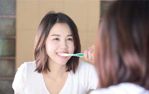 woman brushing her teeth