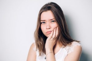 woman tooth sensitivity